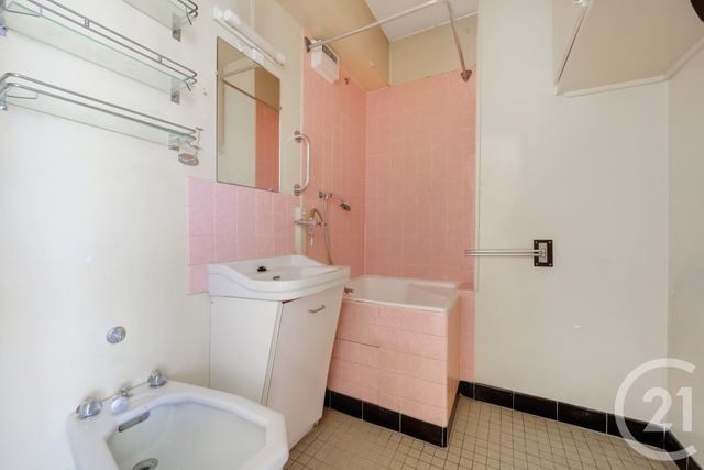 Appartement F3 à vendre - 3 pièces - 57.53 m2 - MONTROUGE - 92 - ILE-DE-FRANCE - Century 21 Côté Mairie